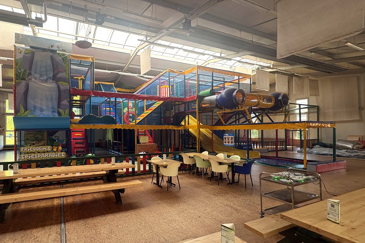 Riesige Kletterburg im Indoorspielplatz Friedolins Spielparadies in Edewecht