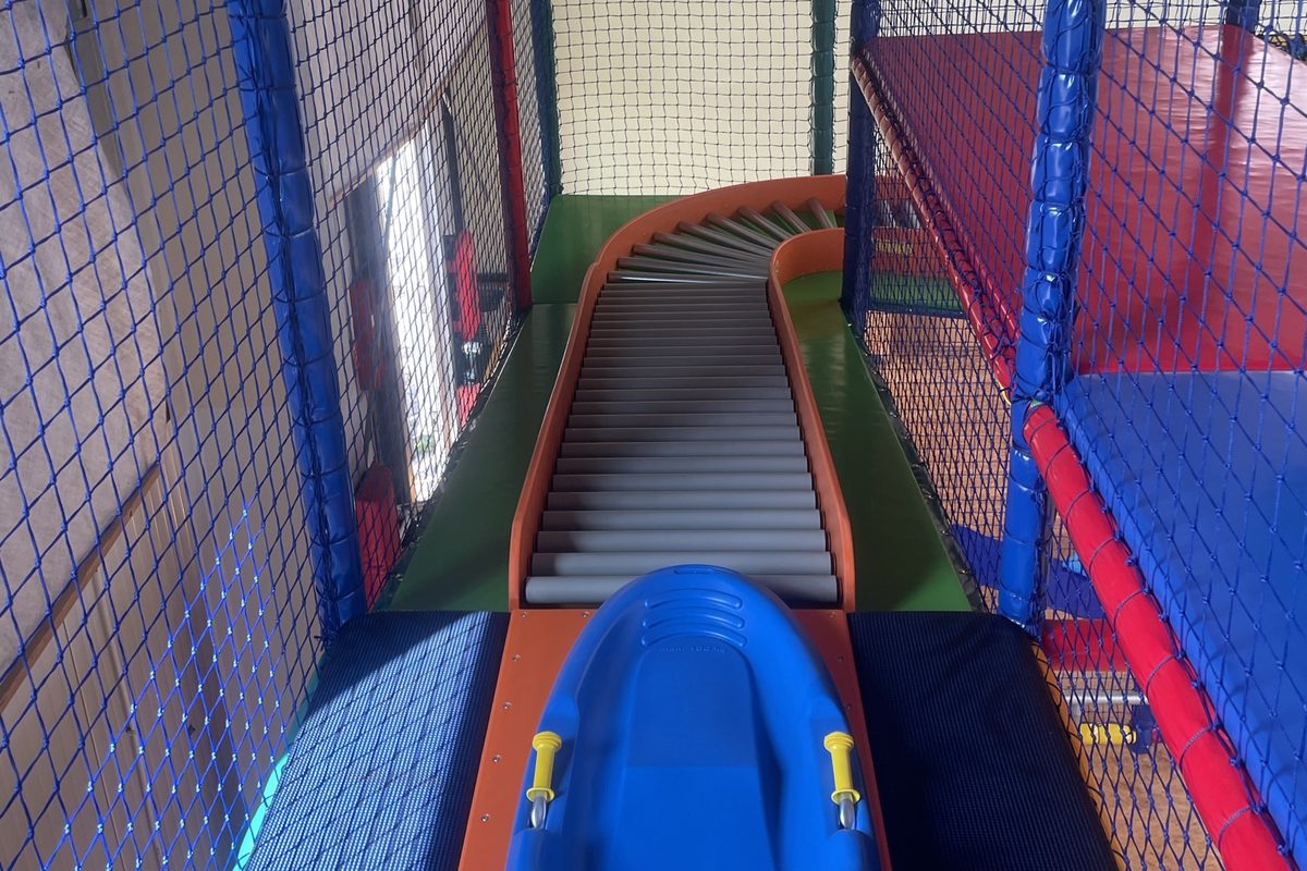 20-Meter-Rodelbahn im Indoorspielplatz Friedolins Spielparadies in Edewecht