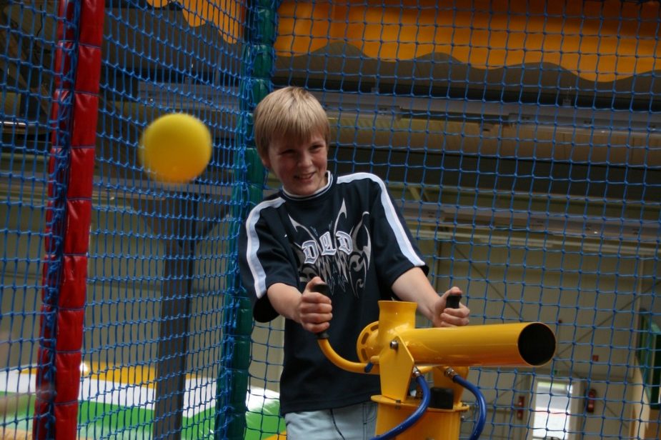 Softballkanonen-Area im Indoorspielplatz Friedolins Spielparadies in Edewecht