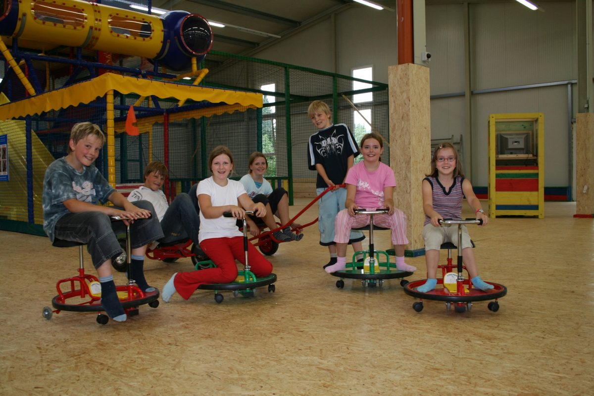 Tretfahrzeuge im Indoorspielplatz Friedolins Spielparadies in Edewecht